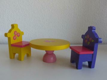 Houten eettafel en 2 stoelen meubeltjes voor bij poppenhuis beschikbaar voor biedingen