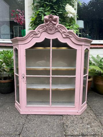 Brocante vitrinekast beschikbaar voor biedingen