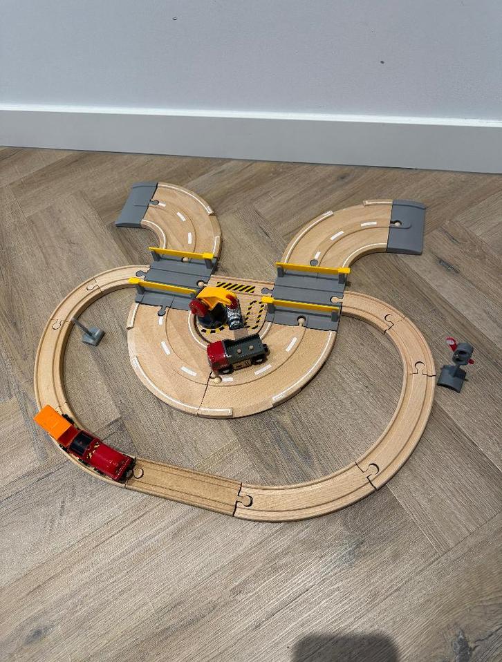 Heel goed Brio houten trein Rail & Road auto weg set 33208, Kinderen en Baby's, Speelgoed | Houten speelgoed, Zo goed als nieuw