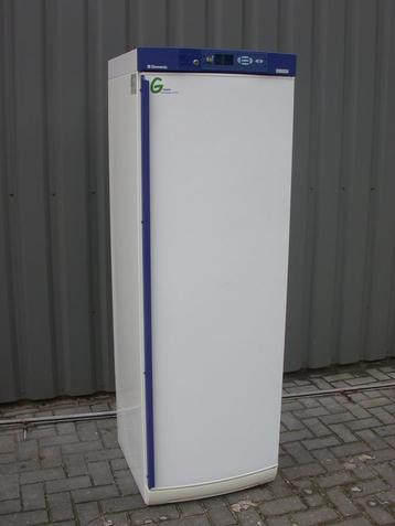 SA1)Partij Dometic koelers, 325 liter 7 plateau's bolle deur beschikbaar voor biedingen
