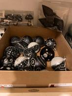 Diverse zwart/zilver kerstballen en groot rieten HART ., Diversen, Kerst, Ophalen of Verzenden, Zo goed als nieuw