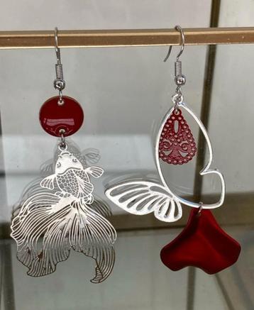 Asymmetrische rvs oorbellen rood rvs zilver met vis en bloem beschikbaar voor biedingen