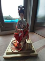 Japanse pop in traditionele Japanse kimono in glazen case, Verzamelen, Poppen, Ophalen of Verzenden, Zo goed als nieuw, Pop