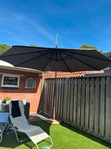 Zweefparasol met betonnen voet beschikbaar voor biedingen