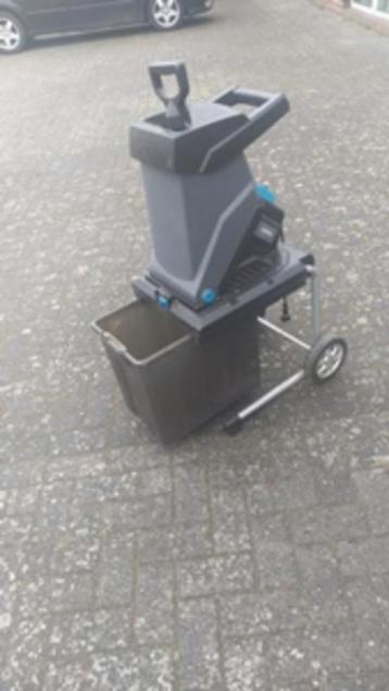 2 jaar oude Gamma hakselaar 2,5 Kw met vate opvangbak  beschikbaar voor biedingen