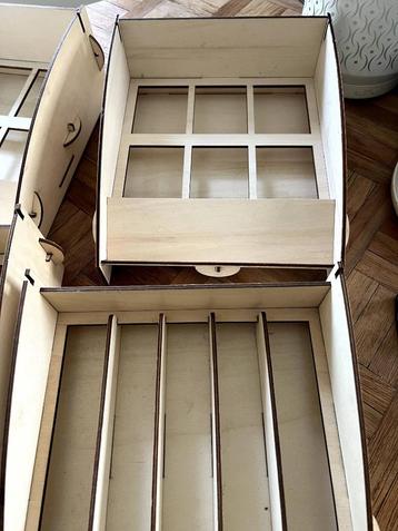 Houten display beschikbaar voor biedingen