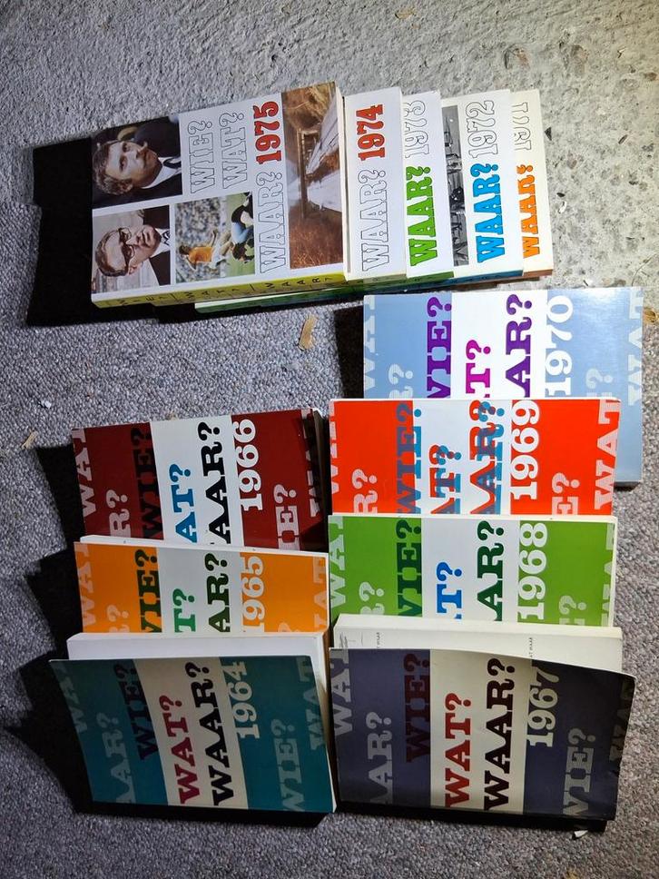 Collectie 'Wat, Wie, Waar?' Jaarboeken 1964-1975, Boeken, Catalogussen en Folders, Gelezen, Catalogus, Ophalen of Verzenden