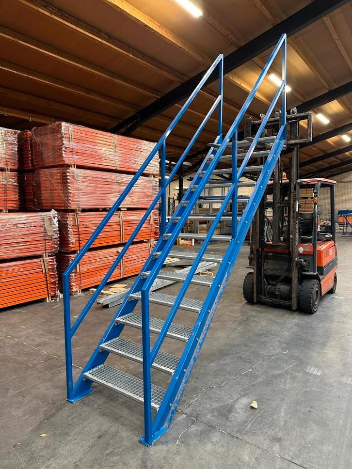 Stalen trap zo goed als nieuw te koop!, Zakelijke goederen, Kantoor en Winkelinrichting | Magazijn, Stelling en Opslag, Ophalen of Verzenden