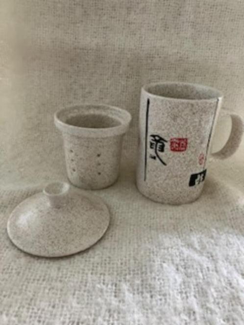 Theebeker met filter en deksel - Chinese stijl, Huis en Inrichting, Keuken | Servies, Gebruikt, Kop(pen) en/of Schotel(s), Overige stijlen