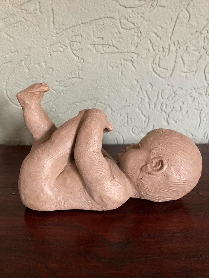 Prachtig handgemaakt baby beeldje van gebakken klei, Antiek en Kunst, Kunst | Beelden en Houtsnijwerken, Ophalen of Verzenden