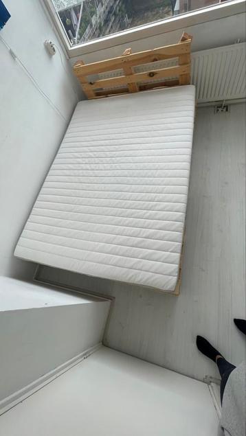 Palletbed 140 bij 200 met los hoofdbord. 9 delen + matras