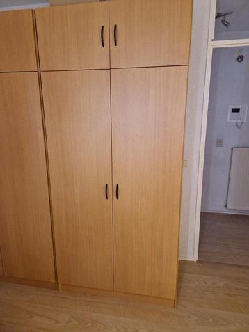 Twee klerenkasten beschikbaar voor biedingen