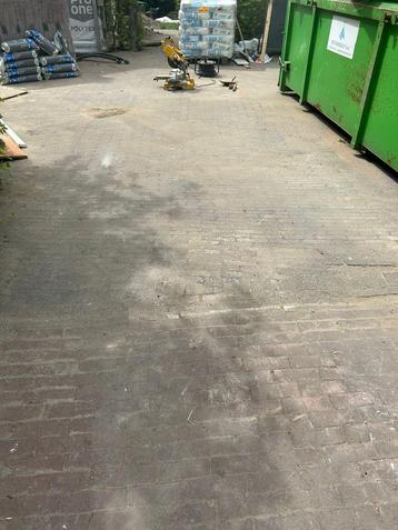 180 m2 betonklinkers gratis af te halen beschikbaar voor biedingen