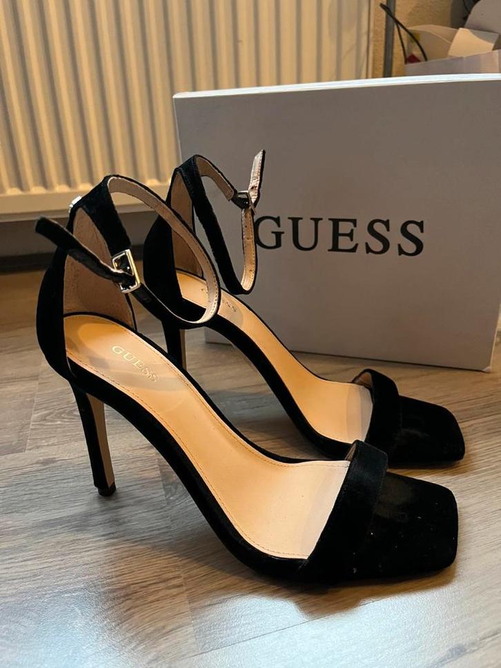 Guess Hakken - Devon Zwart, Kleding | Dames, Schoenen, Zo goed als nieuw, Pumps, Zwart, Ophalen of Verzenden