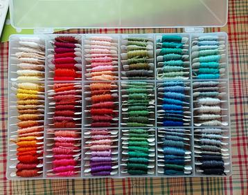 Doos borduurzijde  DMC 150 kleuren beschikbaar voor biedingen