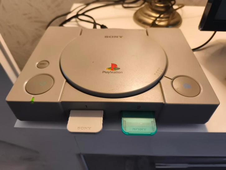 PlayStation 1 omgebouwd  zie foto's, Spelcomputers en Games, Spelcomputers | Sony PlayStation 1, Gebruikt, Met 2 controllers, Met games