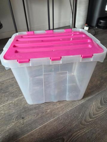 Opbergdoos met roze deksel beschikbaar voor biedingen