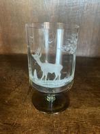 Glas op voet met gegraveerde voorstelling met hert, Ophalen of Verzenden