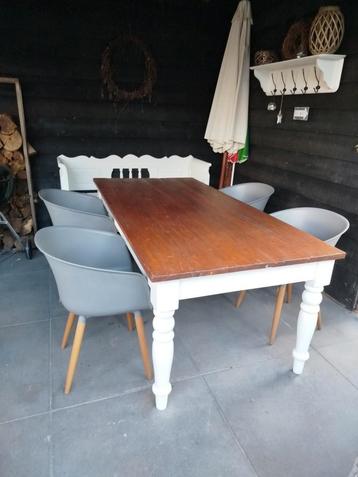 Eiken tafel beschikbaar voor biedingen