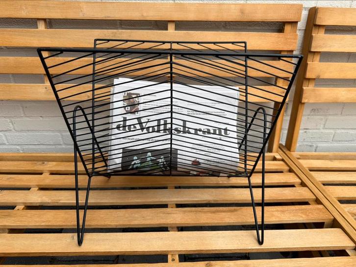 Tijdschriftenrek / krantenstandaard zwart, Huis en Inrichting, Woonaccessoires | Krantenbakken en Lectuurbakken, Gebruikt, Ophalen of Verzenden