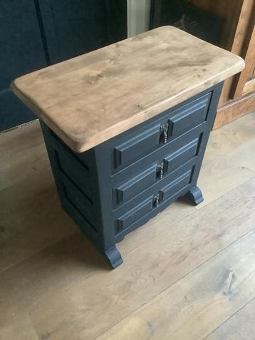 Kastje matzwart eiken vintage lades. 75€ beschikbaar voor biedingen