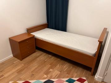 Eenpersoonsbed met bijbehorend nachtkastje beschikbaar voor biedingen