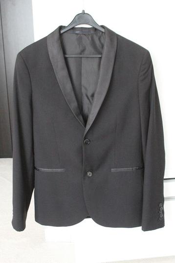 Smokingjasje met zwarte pantalon beschikbaar voor biedingen