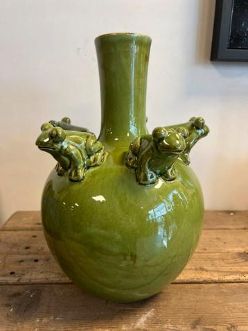 Handgemaakte kikker vaas beschikbaar voor biedingen