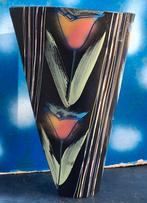 Wikkelvaas,Tulpen. Jan Kamphuis (1955). 27 cm., Ophalen, Zwart, Aardewerk of Porselein, Zo goed als nieuw
