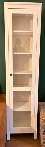 Te koop: IKEA Hemnes vitrinekast wit 197 x 48 cm, Huis en Inrichting, Kasten | Vitrinekasten, Zo goed als nieuw, 150 tot 200 cm
