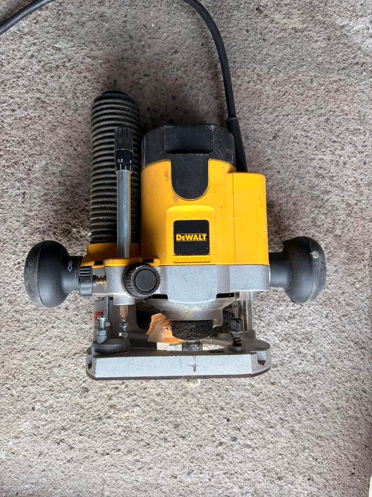 Dewalt bovenfrees, Doe-het-zelf en Verbouw, Gereedschap | Freesmachines, Ophalen, Elektrisch, Bovenfrees