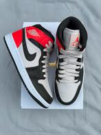 Air Jordan 1 Mid Newsprint Light Orewood Brown - Maat 37.5, Kleding | Dames, Schoenen, --, Bruin, Nieuw, Ophalen of Verzenden