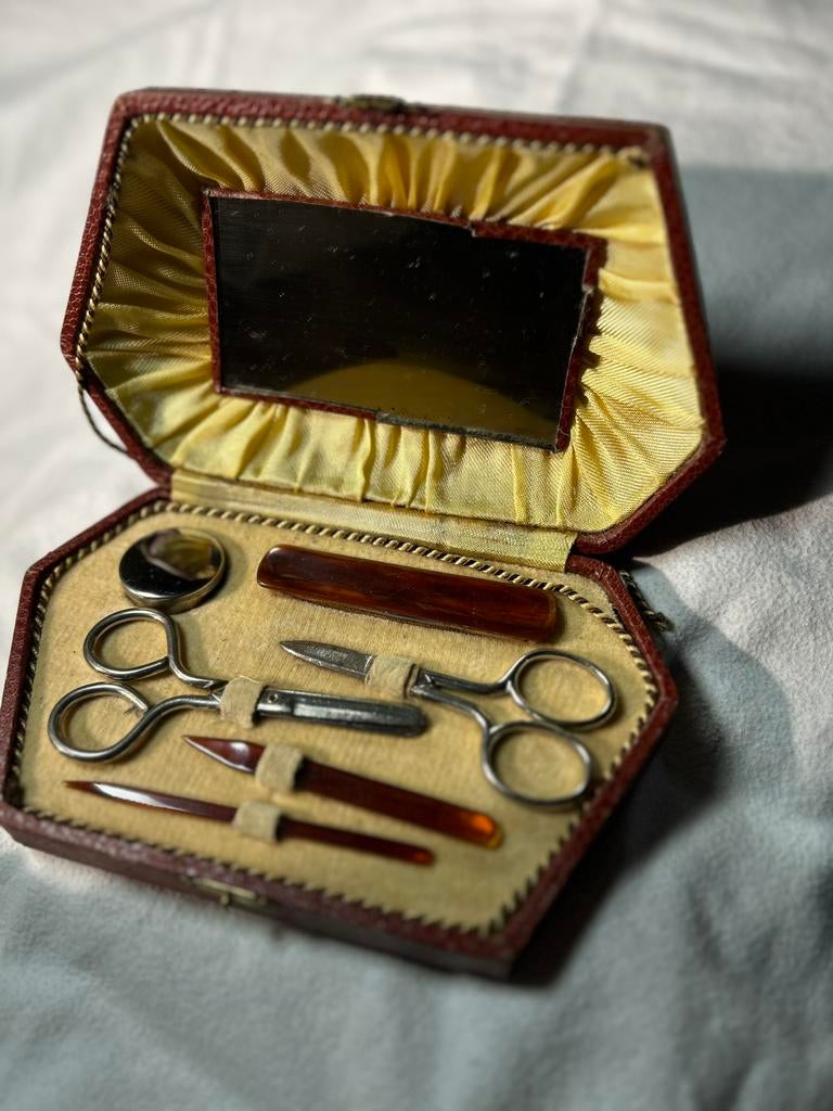 Antieke rode nagel etui met spiegel, Ophalen of Verzenden