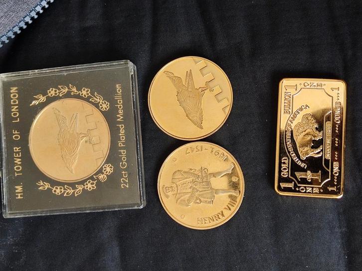 Verzameling van vergulde medailles en goudbaar, Postzegels en Munten, Edelmetalen en Baren, Koper, Ophalen of Verzenden