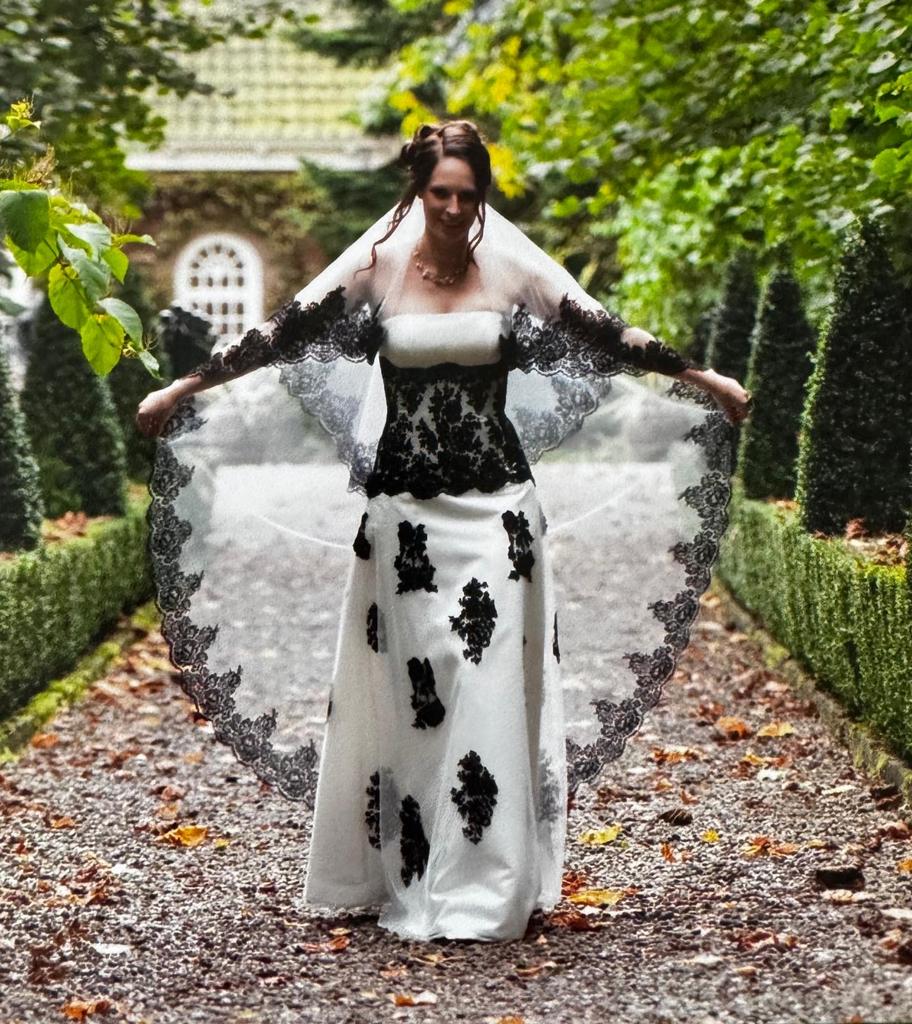 Trouwjurk D'Amore wit met zwart kant en sluier, Ophalen of Verzenden, Zo goed als nieuw, Wit, Trouwjurk