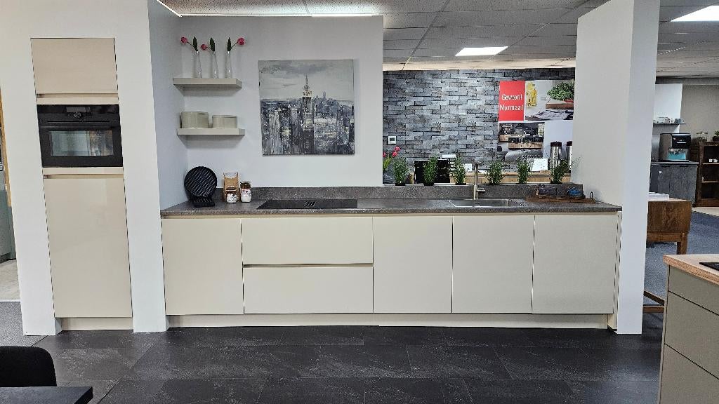 Showroomkeuken Magnolia hoogglans, met AEG apparatuur, Huis en Inrichting, Keuken | Keukenelementen, Ophalen, 200 cm of meer, Nieuw