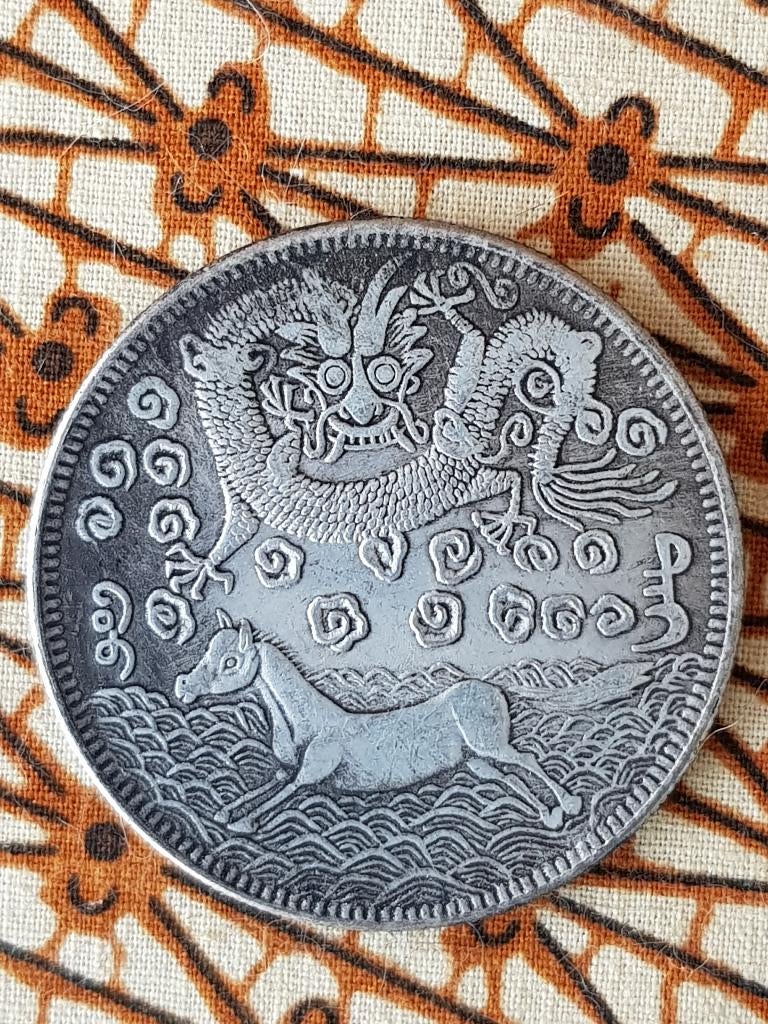 Mooie oude Chinese munt of penning met paard en draak 4,4 cm