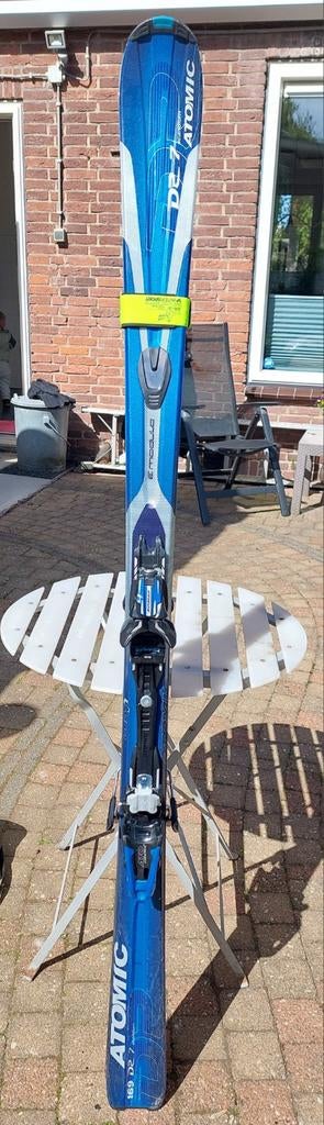 Blauwe atomic scandium ski's met stokken, Ophalen, Carve, Atomic, Skiën