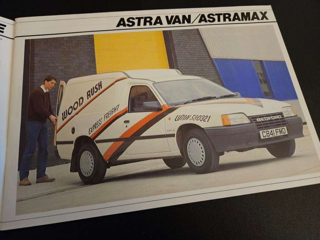 Brochure Bedford Light Commercial Range 1986, Ophalen of Verzenden, Zo goed als nieuw, Overige merken