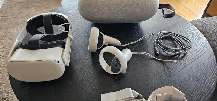 Nette  Oculus Meta Quest 2 met extra batterij en accessoires, Spelcomputers en Games, Virtual Reality, Zo goed als nieuw, Overige platformen