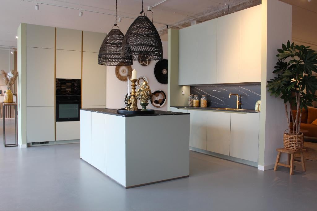 PU22 Luxe eilandkeuken – jade mat –  met goudaccenten, Huis en Inrichting, Keuken | Complete keukens, Ophalen, Overige typen, Nobilia-Werke J. Stickling GmbH & Co. KG