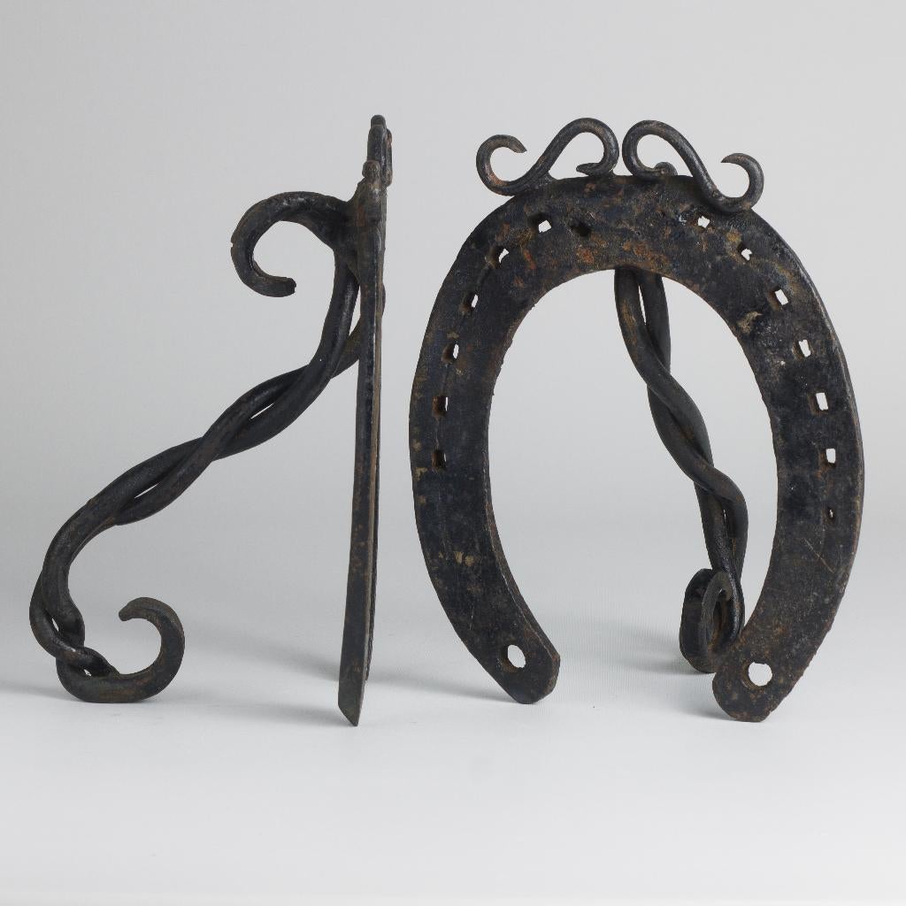 Antieke smeedijzeren boekensteunen hoefijzer, Art Nouveau, Huis en Inrichting, Woonaccessoires | Wandplanken en Boekenplanken