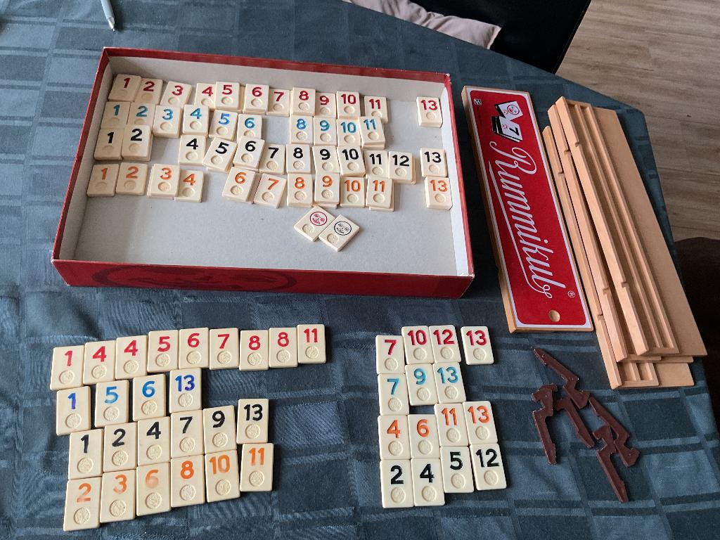 Rummikub Israël stenen plankjes pootjes, Hobby en Vrije tijd, Gezelschapsspellen | Bordspellen, Ophalen of Verzenden, Zo goed als nieuw