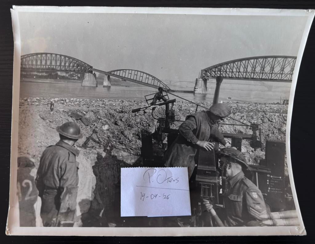 Brits WW2 Persfoto bruggen Nijmegen 1944 - 1945, Verzamelen, Militaria | Tweede Wereldoorlog, Ophalen of Verzenden, Engeland, Embleem of Badge