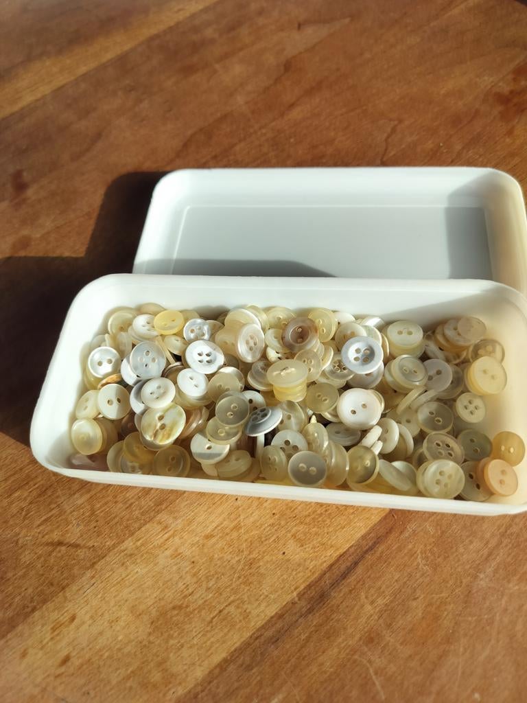 Grote partij knopen in diverse maten en tinten, Ophalen of Verzenden, Gebruikt, Knoop of Knopen