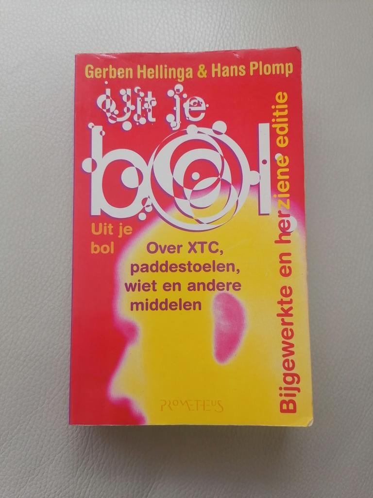 Uit je bol - Gerben Hellinga & Hans Plomp, Ophalen of Verzenden, Gelezen