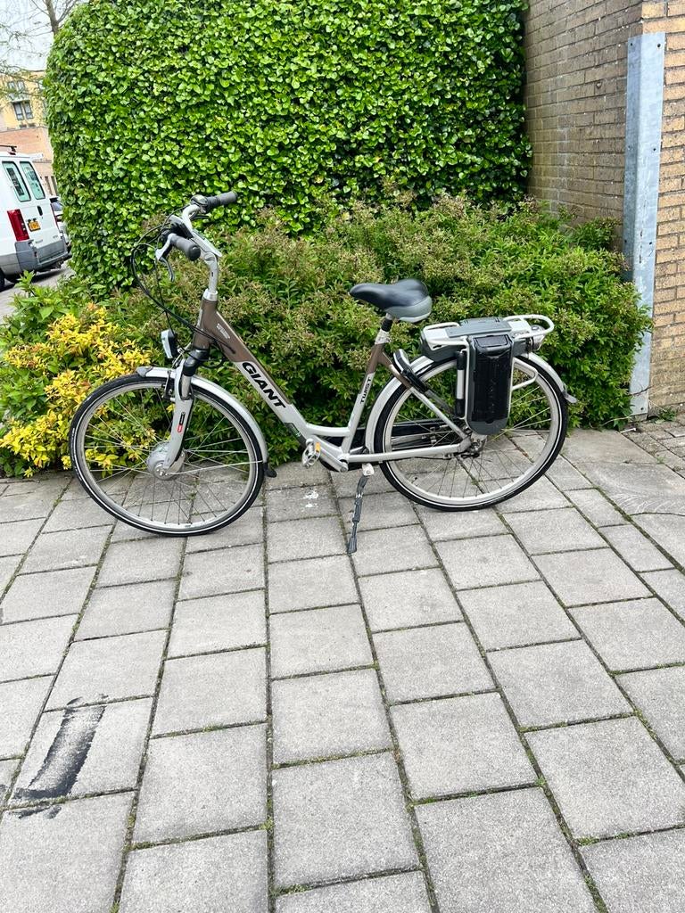 Te koop elektrische fiets Giant met goed accu met oplader, Ophalen of Verzenden, Zo goed als nieuw, Overige merken