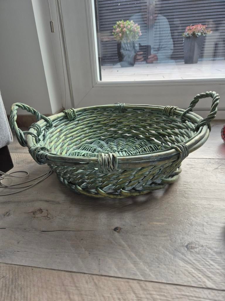Groene rieten mand met handvatten, Huis en Inrichting, Woonaccessoires | Schalen en Manden, Gebruikt, Mand, Rond, Ophalen of Verzenden