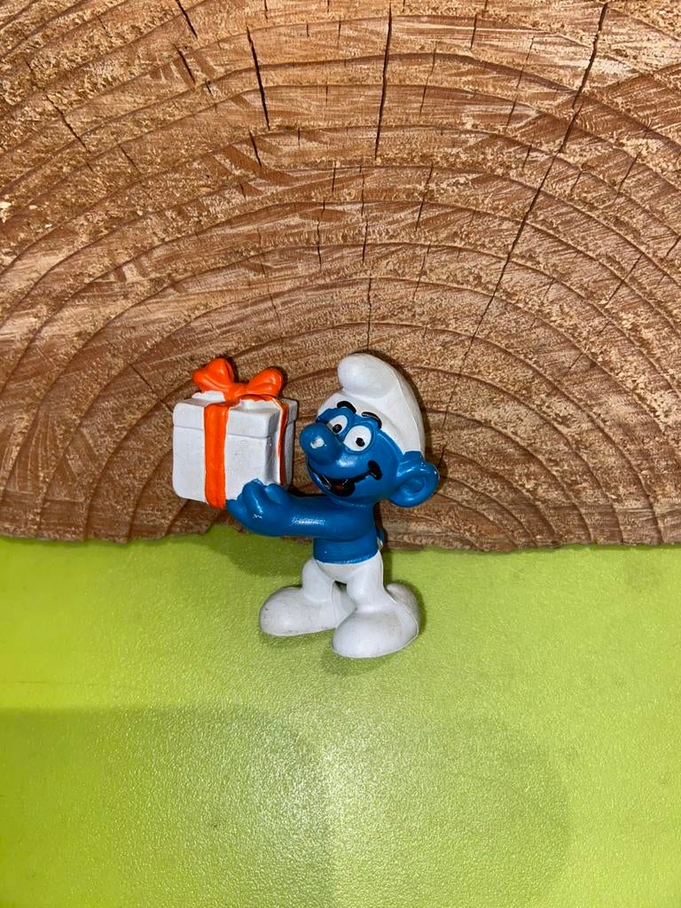 Smurfen smurf met kado, Verzamelen, Smurfen, Ophalen of Verzenden, Gebruikt, Verschillende Smurfen