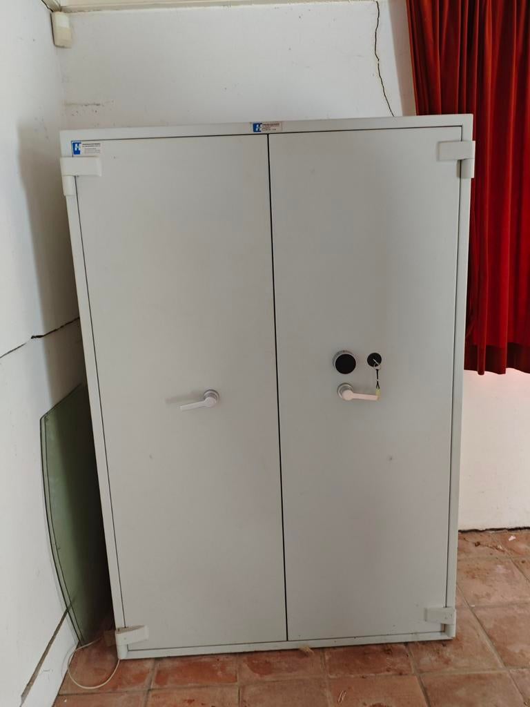 Zo goed als nieuwe wapenkast / kluis met dubbele deuren, Ophalen of Verzenden, Zo goed als nieuw